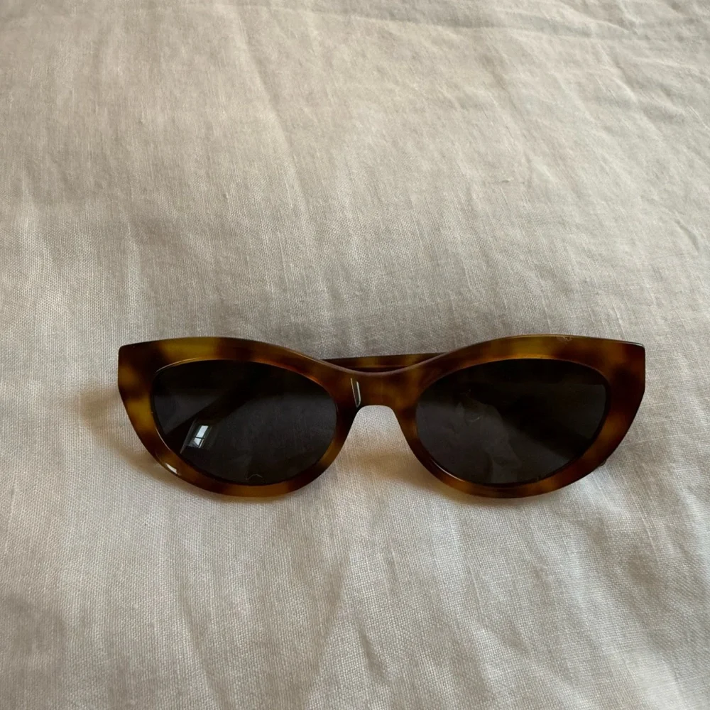Banbe the Estella in Hazel Tort & Ink Sunglasses